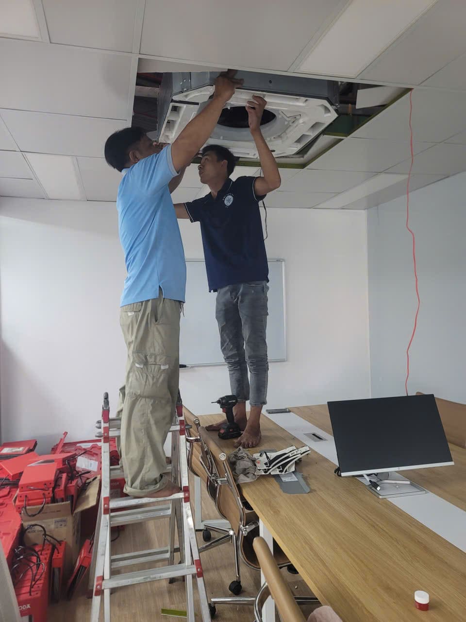 Vệ sinh máy lạnh âm trần cho văn phòng