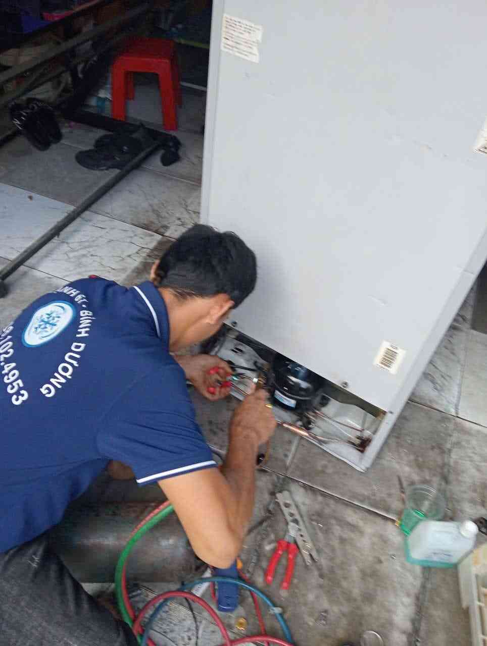 Anh-thuc-te-sua-tu-lanh-khong-chay-tai-nha-khach-khu-vuc-Thu-Dau-Mot Ảnh thực tế sửa tủ lạnh không chạy tại nhà khách khu vực Thủ Dầu Một