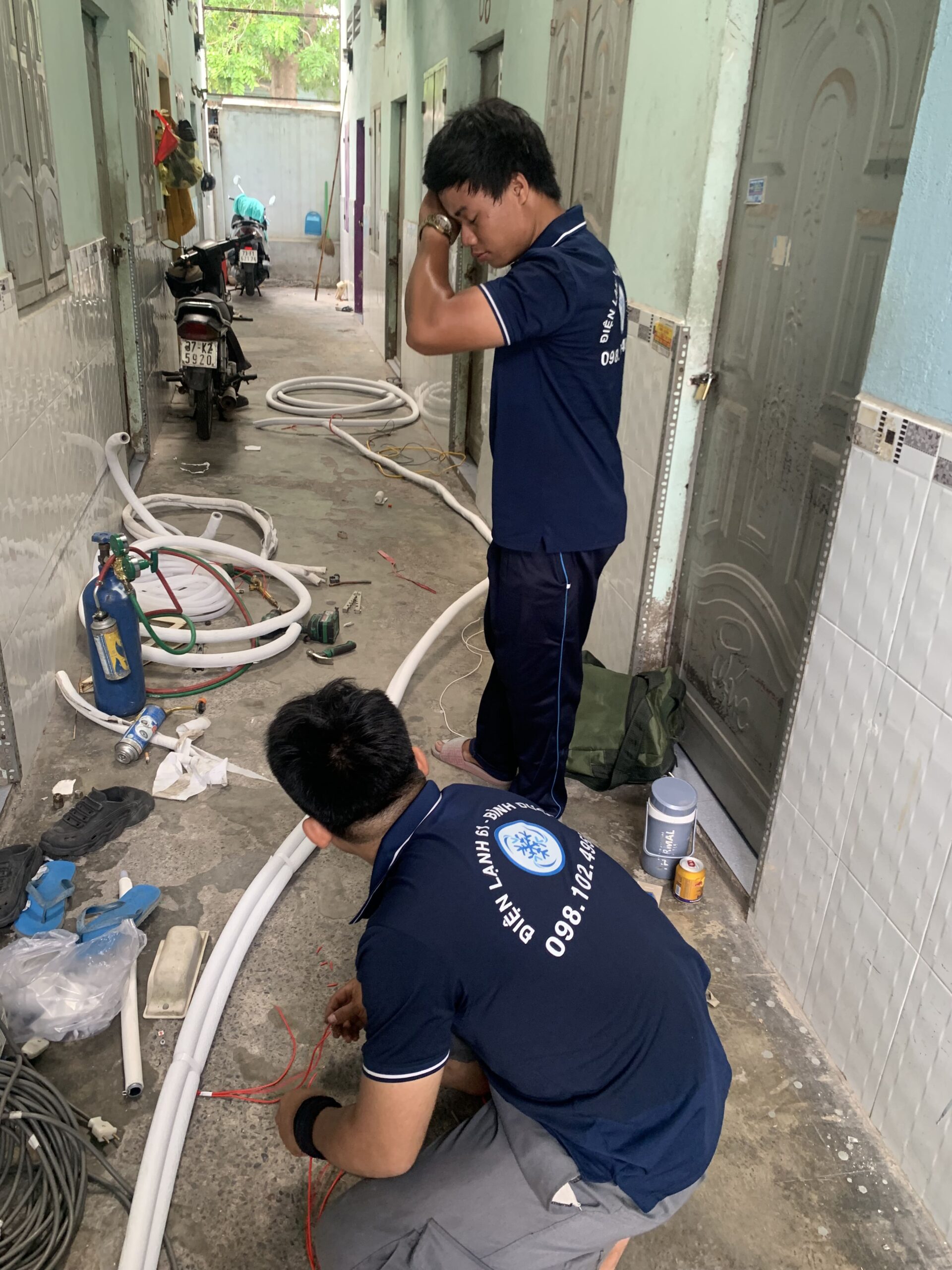 Can-canh-tho-lap-dat-ong-dong-gas-may-lanh-tai-thanh-pho-Tan-Uyen Cận cảnh thợ lắp đặt ống đồng gas máy lạnh tại thành phố Tân Uyên