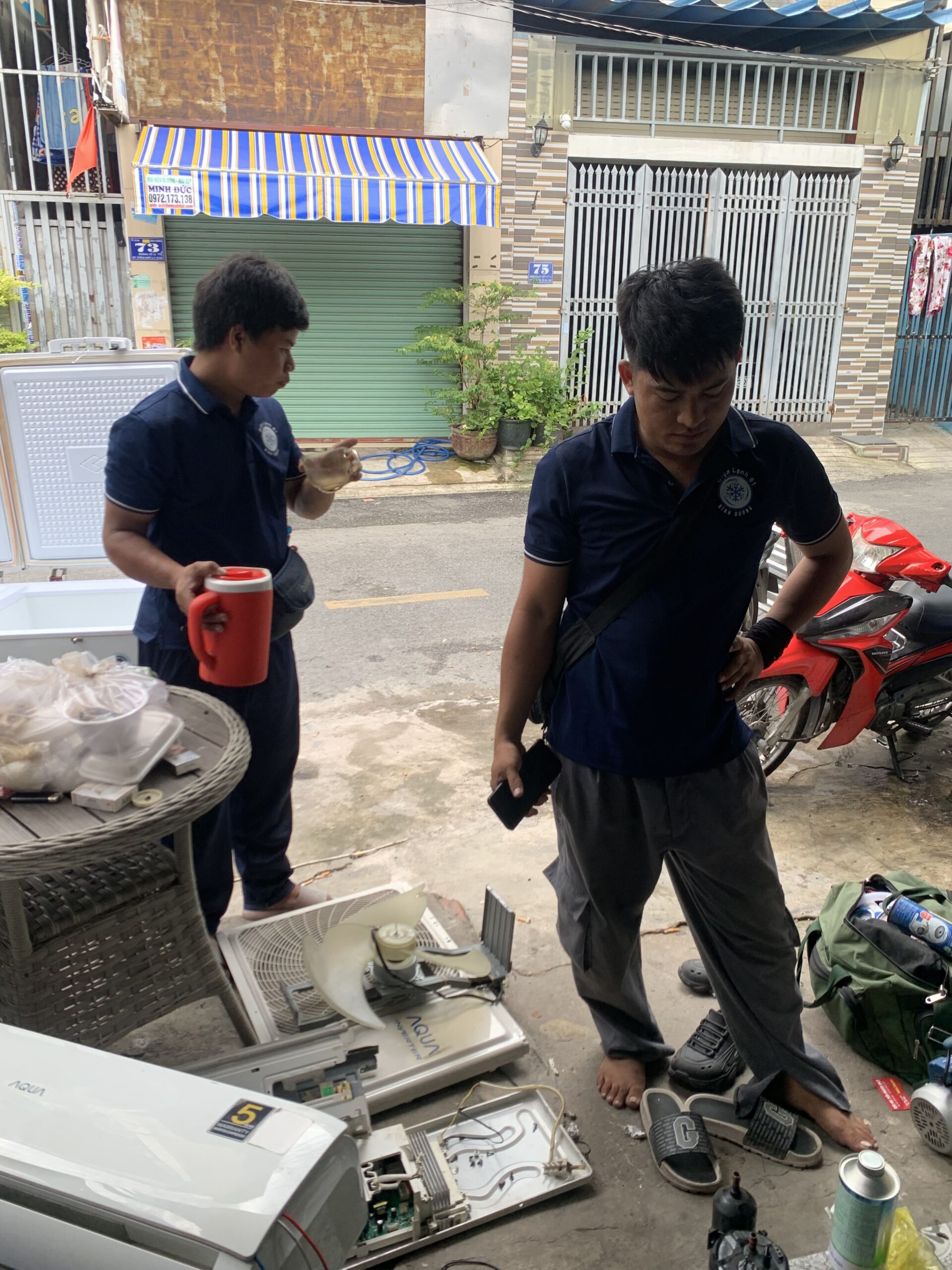Đội ngũ sửa máy lạnh đông đảo tại Tân Uyên, sẵn sàng phục vụ mọi nhu cầu của bạn