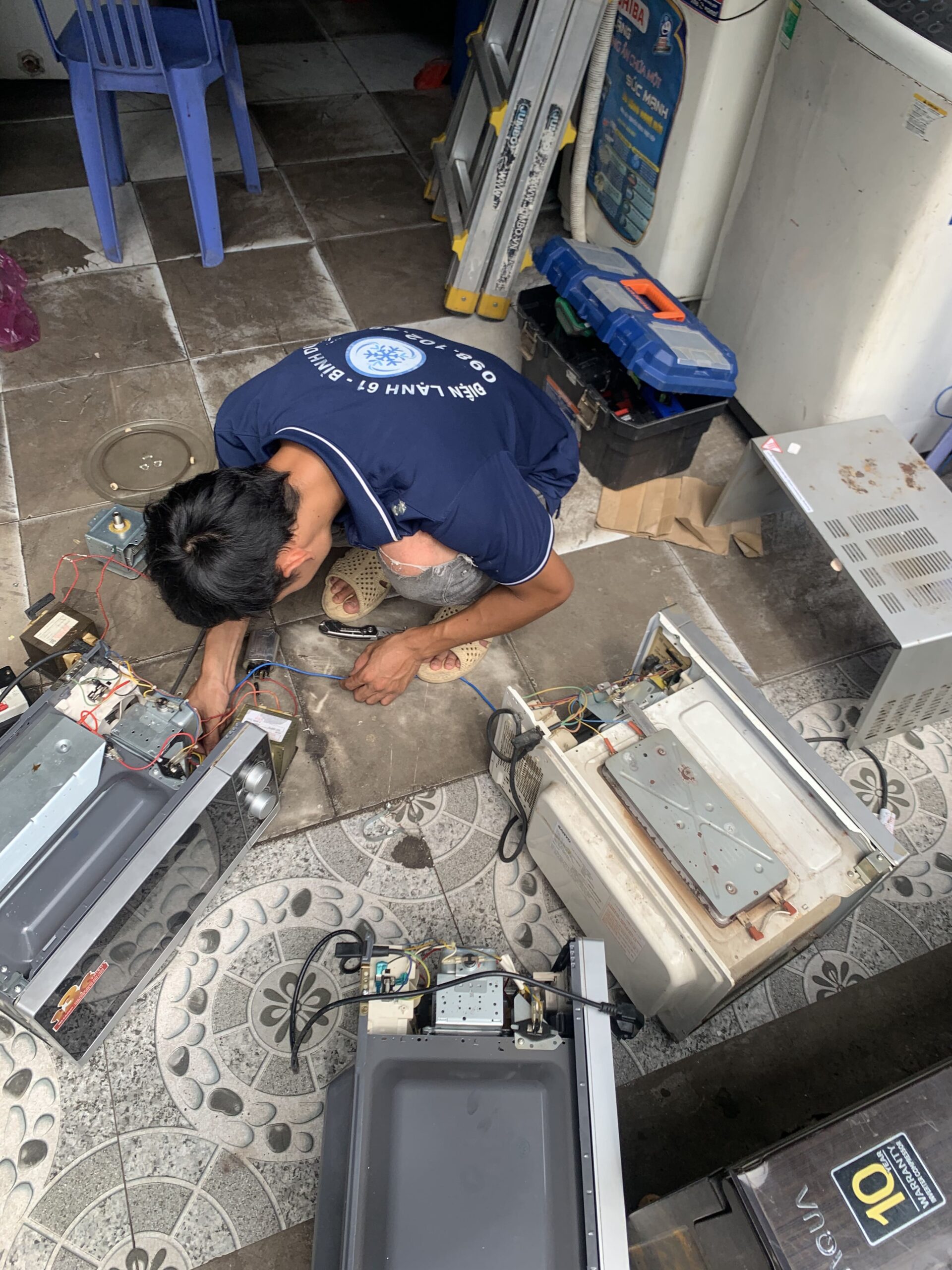 Hình ảnh lò vi sóng bị hỏng, không nóng cần sửa chữa gấp tại Dĩ An.