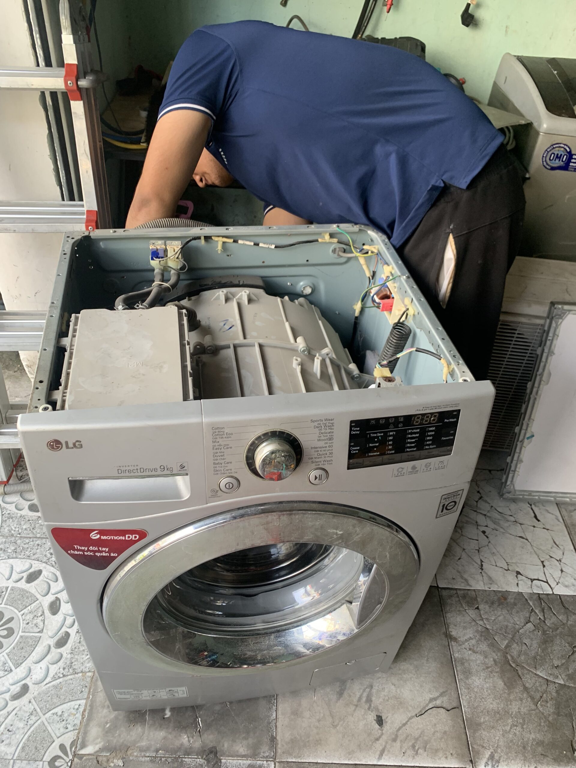 Hoàn thành việc sửa chữa máy giặt cho khách Hoàn thành việc sửa chữa máy giặt cho khách