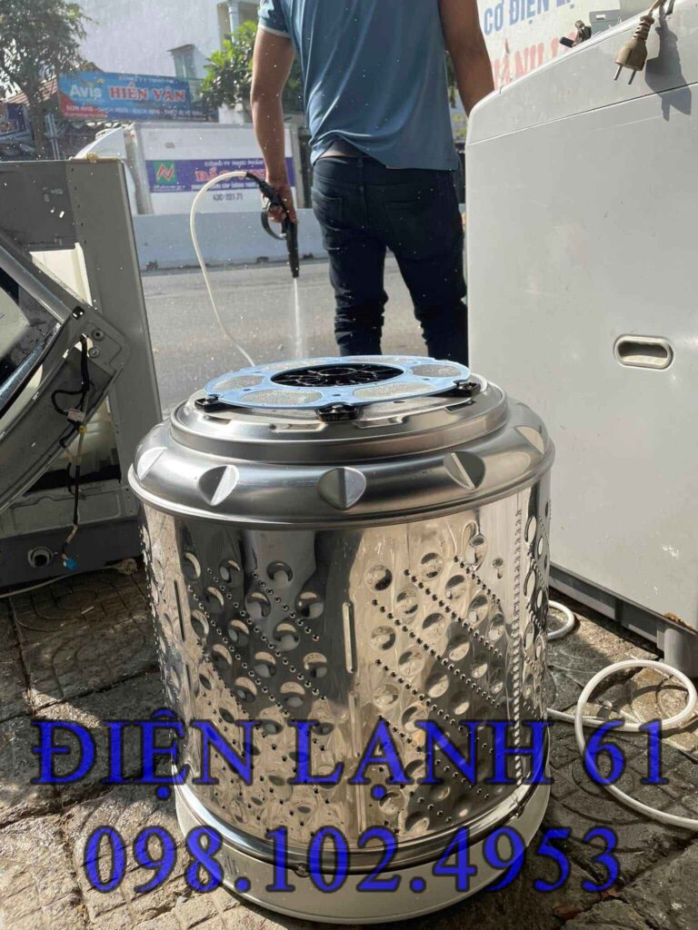 Khách hàng hài lòng khi nhận lại máy giặt sạch sẽ từ dịch vụ Điện Lạnh 61 Khách hàng hài lòng khi nhận lại máy giặt sạch sẽ từ dịch vụ Điện Lạnh 61