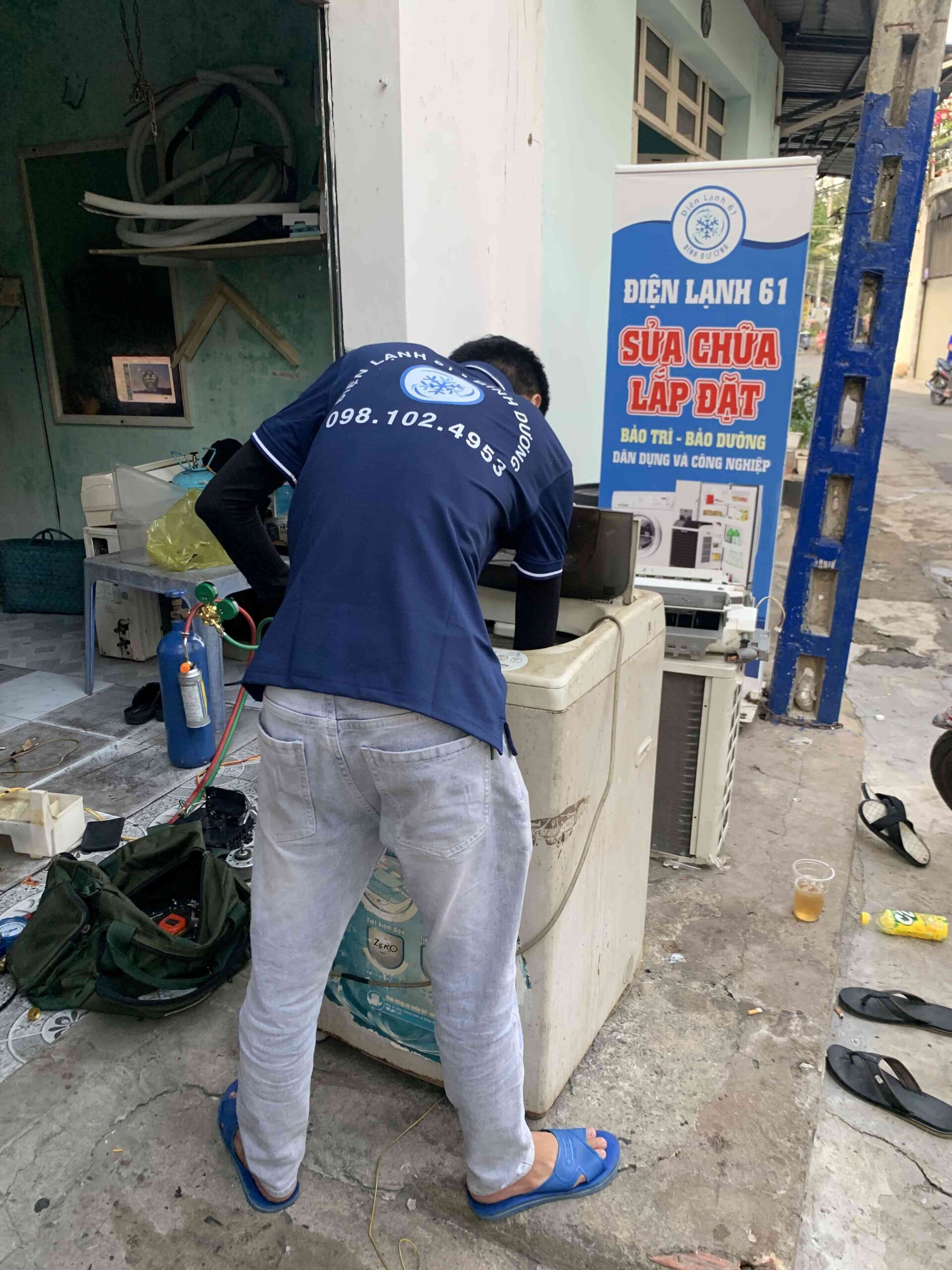 Kiểm tra máy giặt sau khi vệ sinh cho khách ở Hòa Phú TDM Kiểm tra máy giặt sau khi vệ sinh cho khách ở Hòa Phú TDM