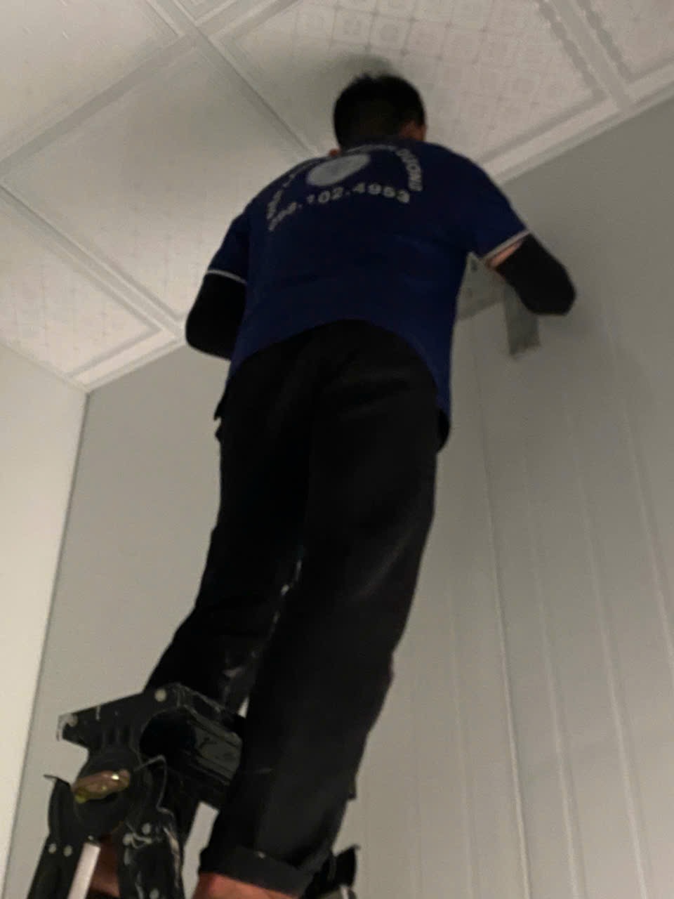 Kỹ thuật viên Điện Lạnh 61 kiểm tra bo mạch máy lạnh Inverter tại Thủ Dầu Một