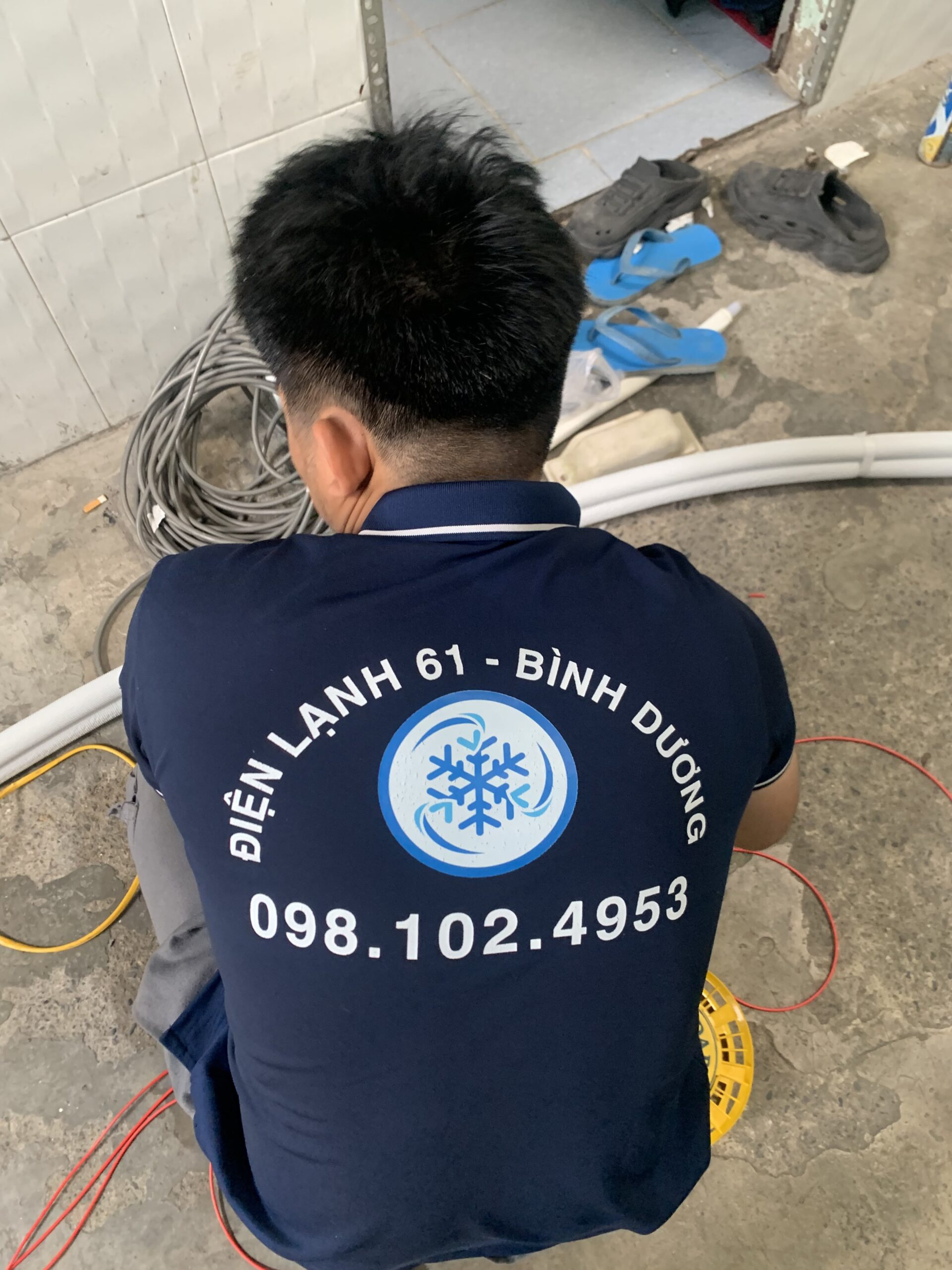 Kỹ thuật viên Điện lạnh 61 kiểm tra lượng gas sau khi lắp đặt máy lạnh ở Bình Dương