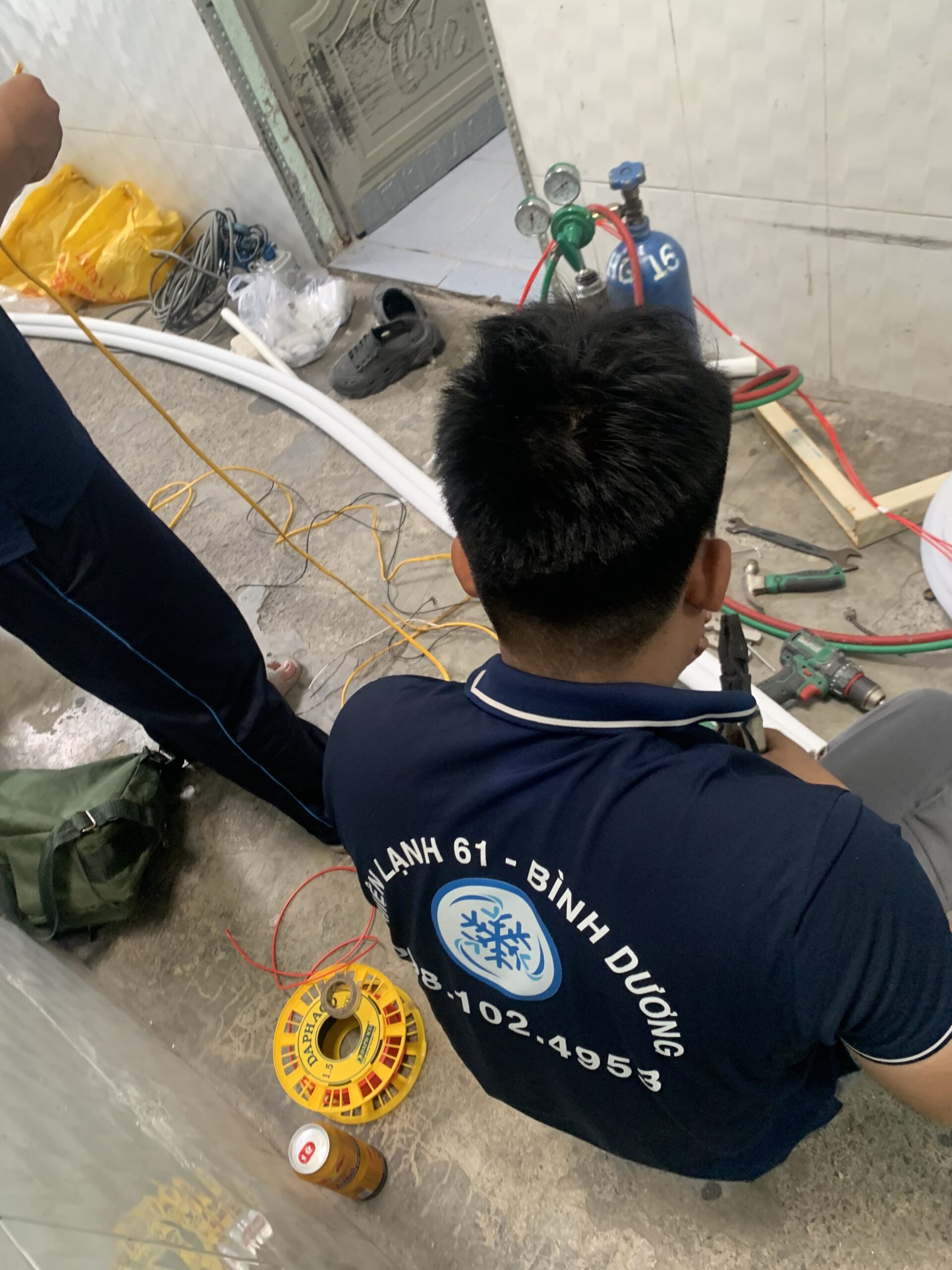 Ky-thuat-vien-dang-han-noi-ong-dong-gas-bang-dung-cu-han-chuyen-nghiep Kỹ thuật viên đang hàn nối ống đồng gas bằng dụng cụ hàn chuyên nghiệp