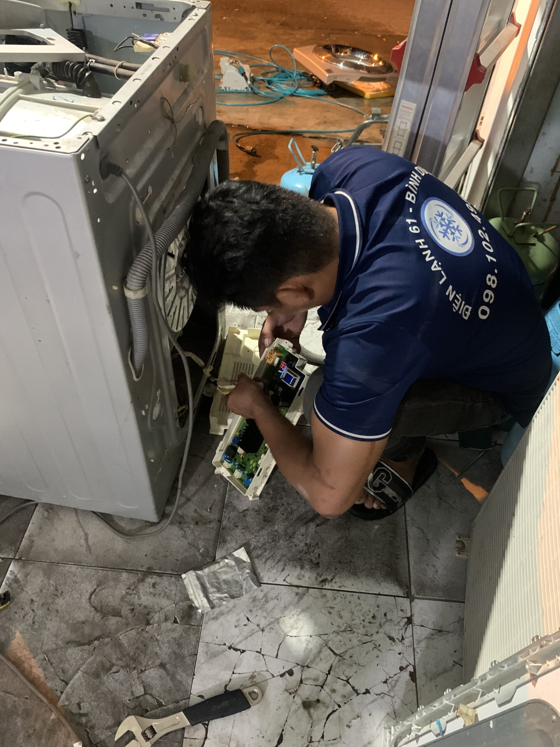 Kỹ thuật viên đang vệ sinh máy giặt lồng ngang tại Bình Dương Kỹ thuật viên đang vệ sinh máy giặt lồng ngang tại Bình Dương