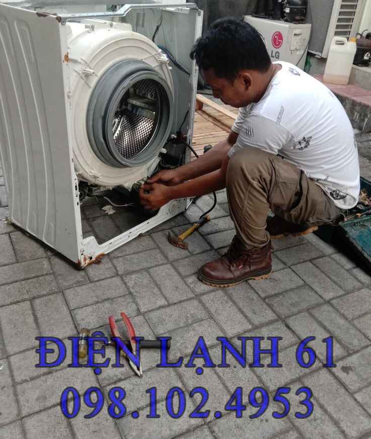 Kỹ thuật viên đang vệ sinh máy giặt lồng ngang tại Bình Dương Kỹ thuật viên đang vệ sinh máy giặt lồng ngang tại Bình Dương