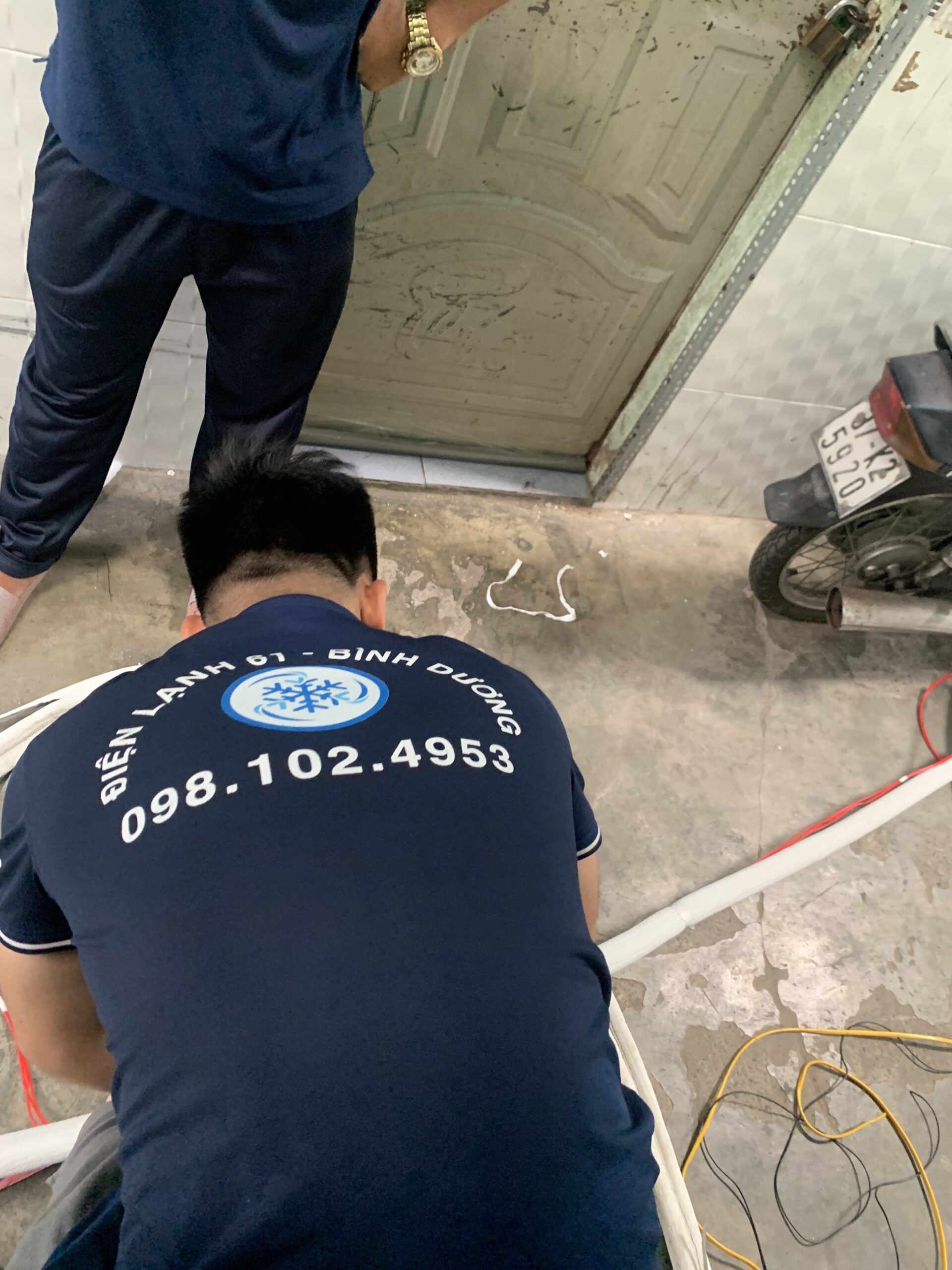 Ky-thuat-vien-dang-ve-sinh-may-lanh-chuyen-nghiep-tai-mot-gia-dinh-o-Thu-Dau-Mot Kỹ thuật viên đang vệ sinh máy lạnh chuyên nghiệp tại một gia đình ở Thủ Dầu Một