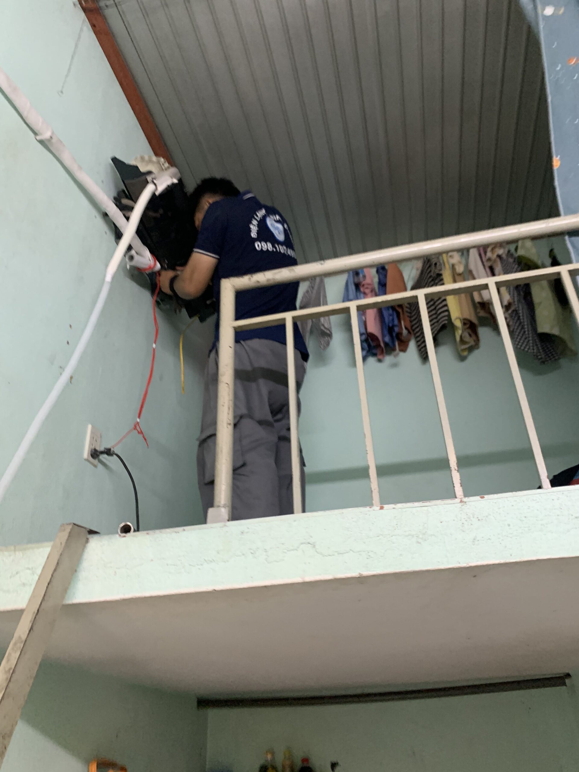 Kỹ thuật viên lắp máy lạnh mới tại phòng ngủ Tân Uyên Kỹ thuật viên lắp máy lạnh mới tại phòng ngủ Tân Uyên