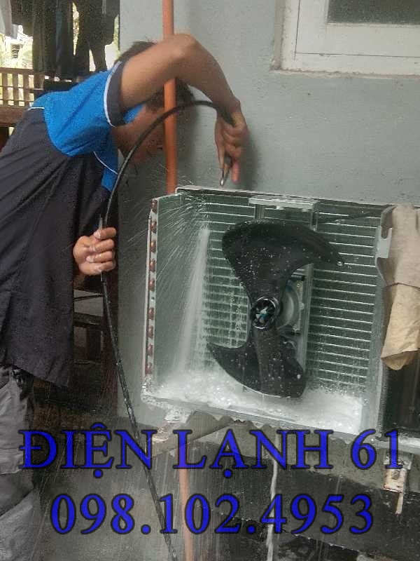 Kỹ thuật viên sử dụng dụng cụ hiện đại trong quá trình sửa máy lạnh Kỹ thuật viên sử dụng dụng cụ hiện đại trong quá trình sửa máy lạnh