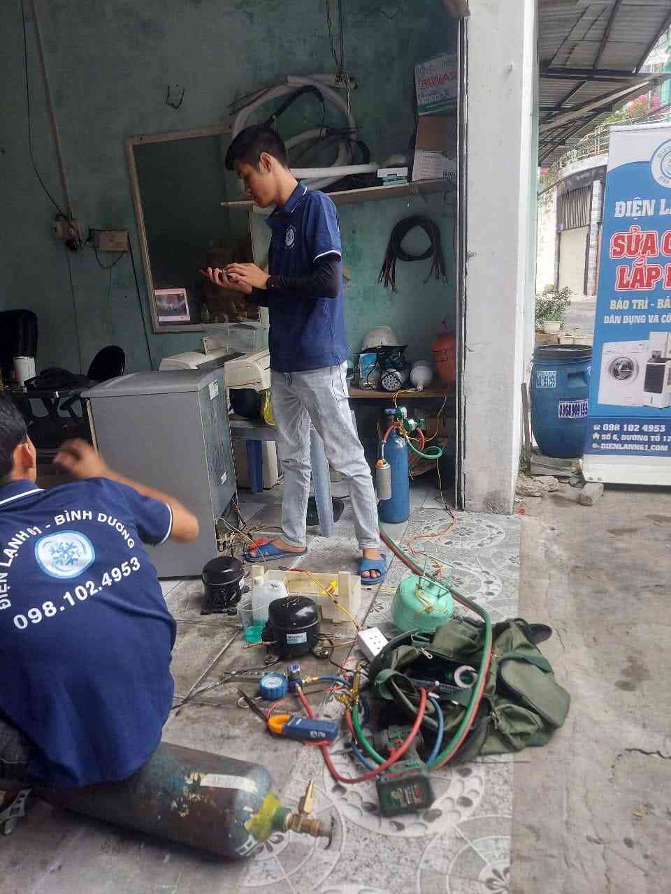 Kỹ thuật viên sửa máy lạnh tại Bình Dương kiểm tra hệ thống gas chuyên nghiệp