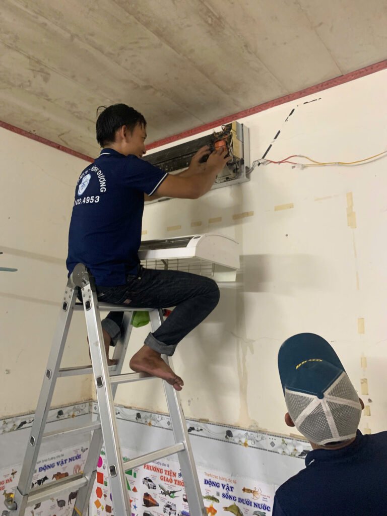 Lắp đặt máy lạnh cho khách hàng tại Bình Dương
