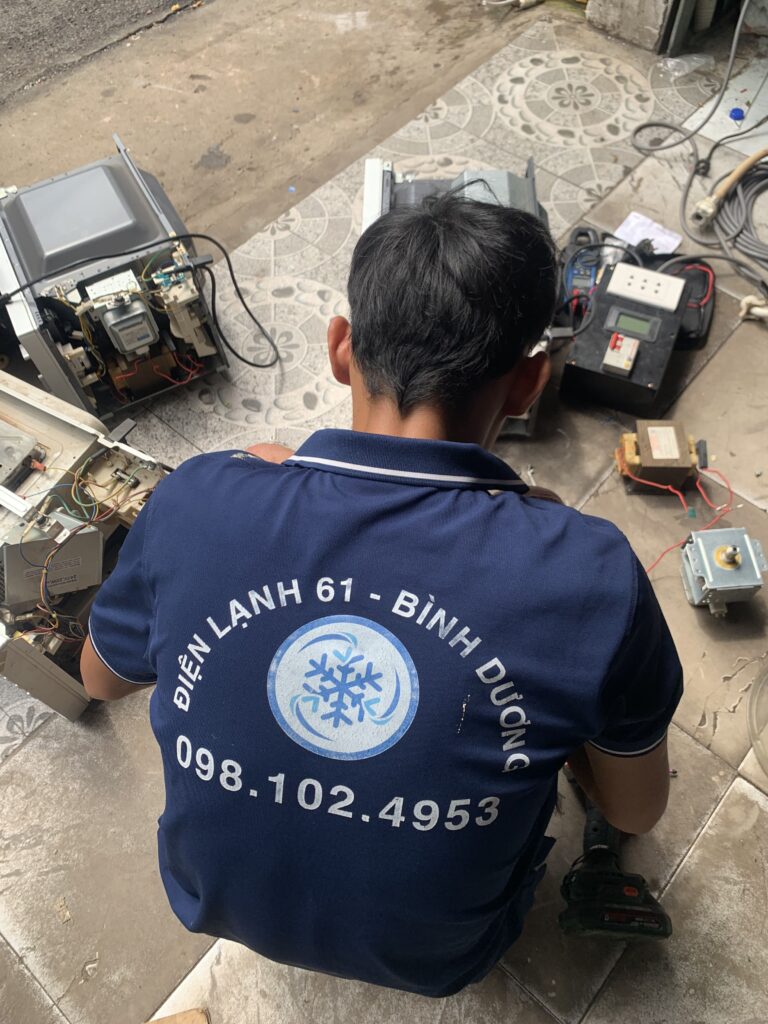 Sửa lò vi sóng Dĩ An giá rẻ, cam kết chất lượng và bảo hành dài hạn.