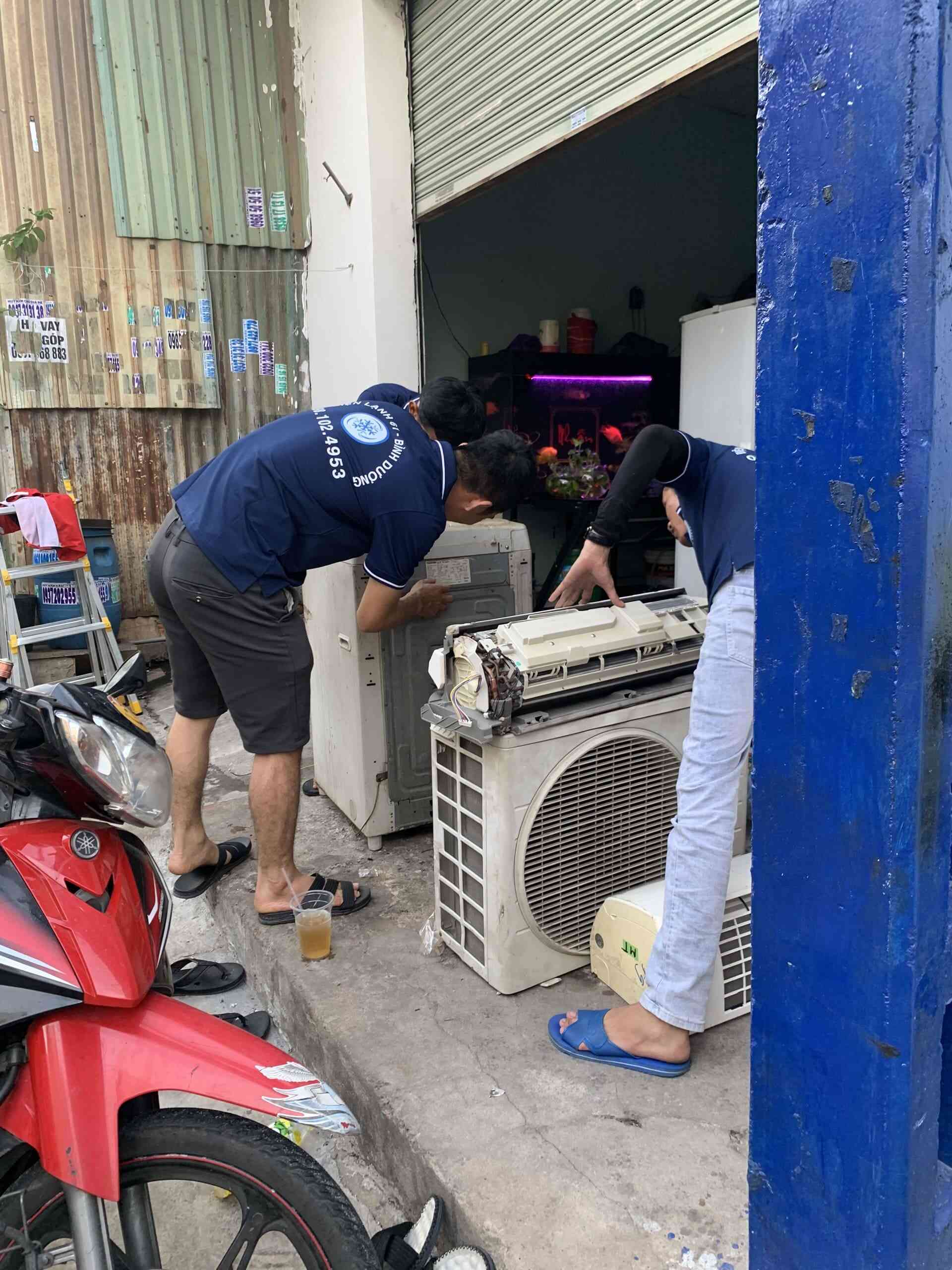 Tháo dàn nóng của máy lạnh Tân Hiệp Tân Uyên Tháo dàn nóng của máy lạnh Tân Hiệp Tân Uyên