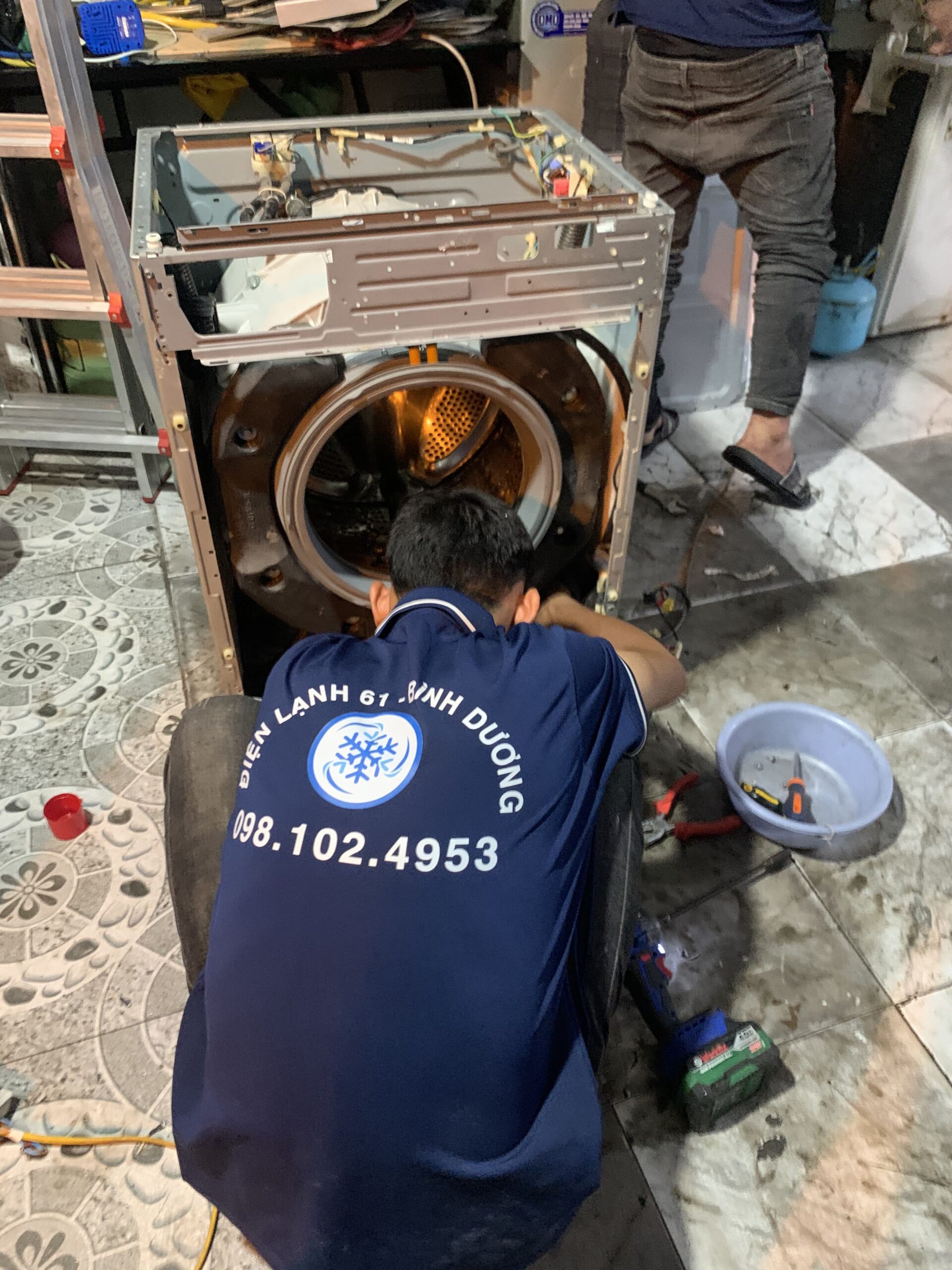 Tháo máy giặt ra kiểm tra chuyên sâu
