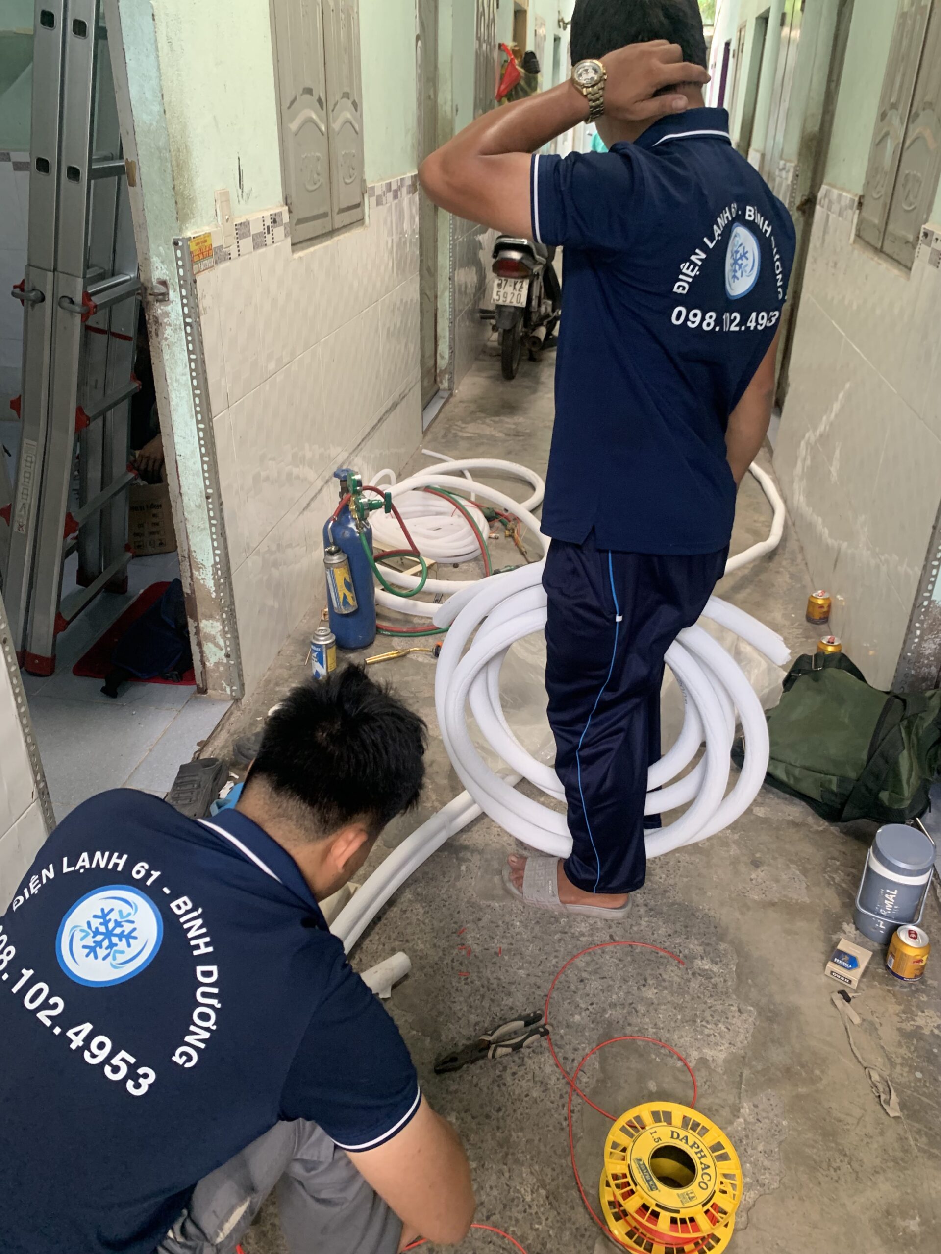 Tháo máy lạnh di chuyến sang vị trí mới Tháo máy lạnh di chuyến sang vị trí mới