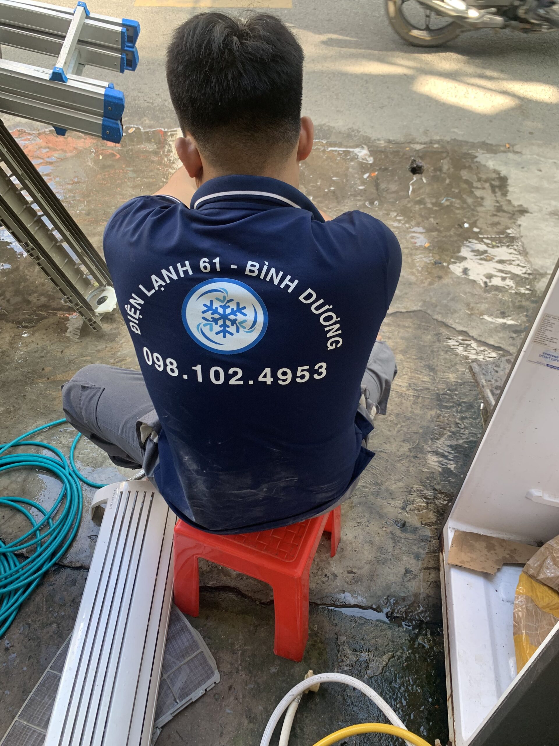 Tháo máy lạnh ra kiểm tra tại Phú Cường TDM