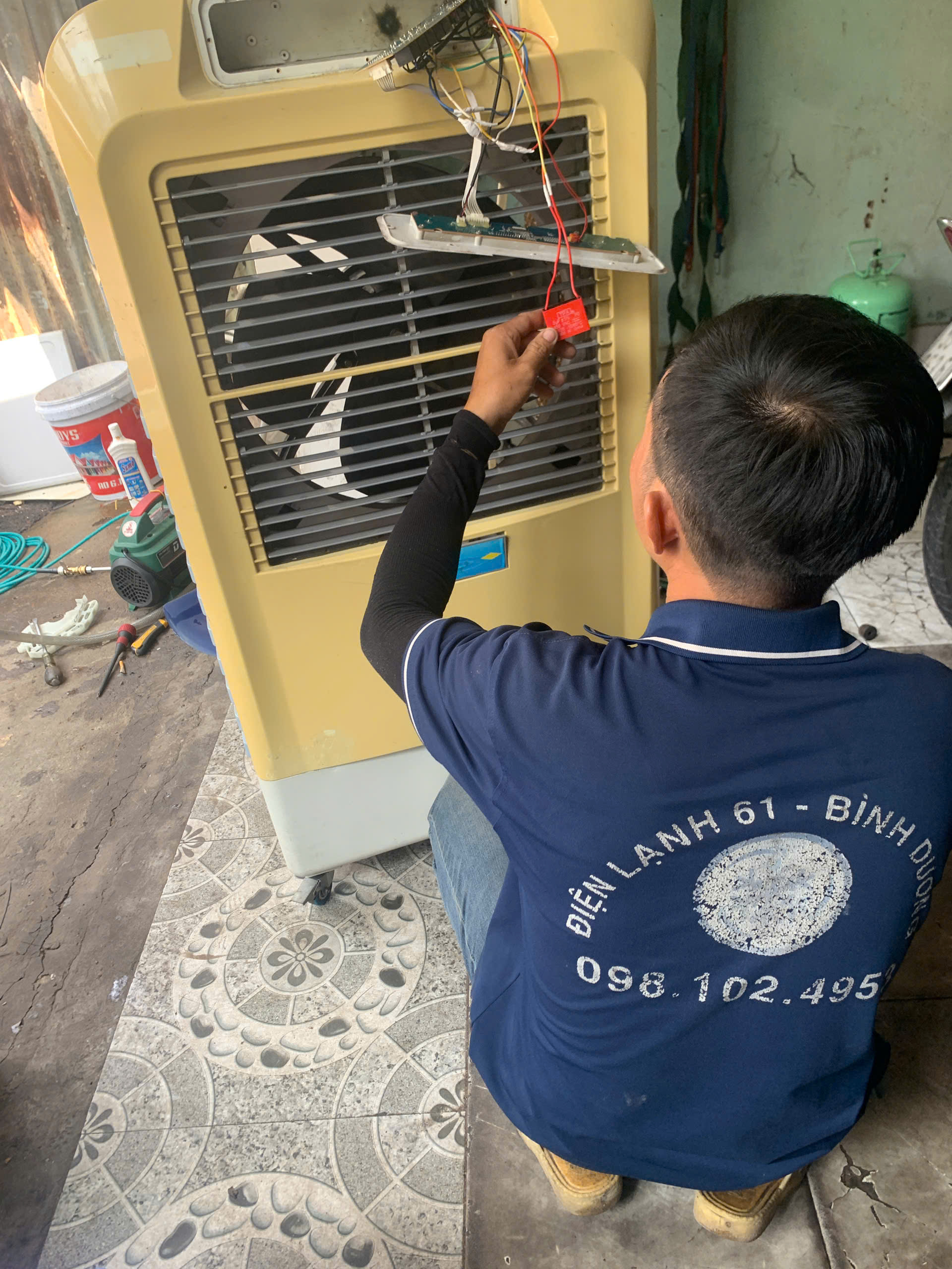 Thay-the-bom-chim-quat-dieu-hoa-hoi-nuoc-bi-chay-do-can-nuoc Thay thế bơm chìm quạt điều hòa hơi nước bị cháy do cạn nước