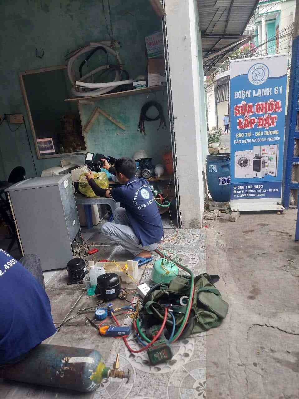 Tho-dang-thay-cam-bien-nhiet-do-cho-tu-lanh-Inverter-tai-Thu-Dau-Mot Thợ đang thay cảm biến nhiệt độ cho tủ lạnh Inverter tại Thủ Dầu Một