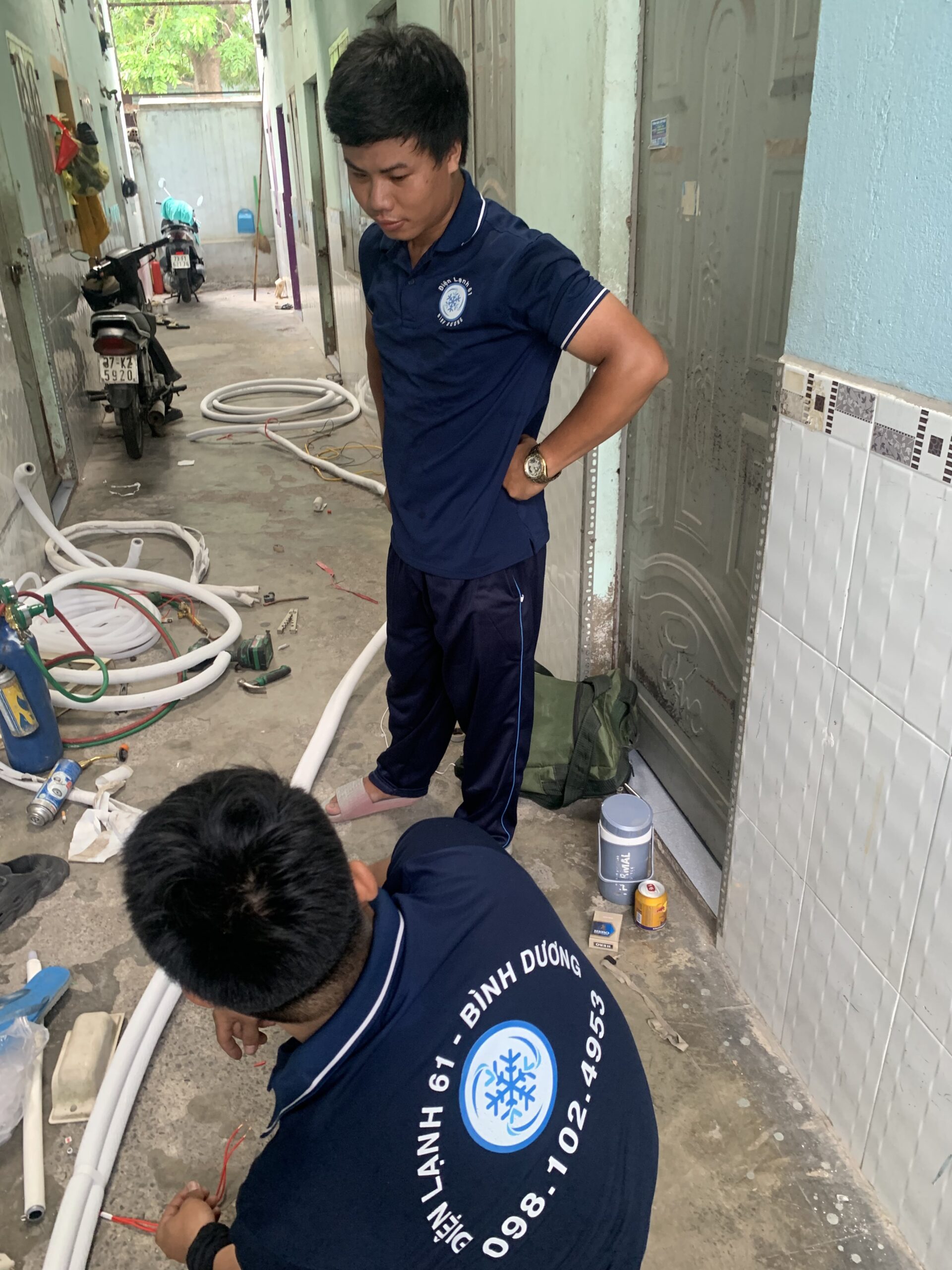 Thợ sửa máy lạnh Thủ Đức đang kiểm tra cục nóng tại chung cư