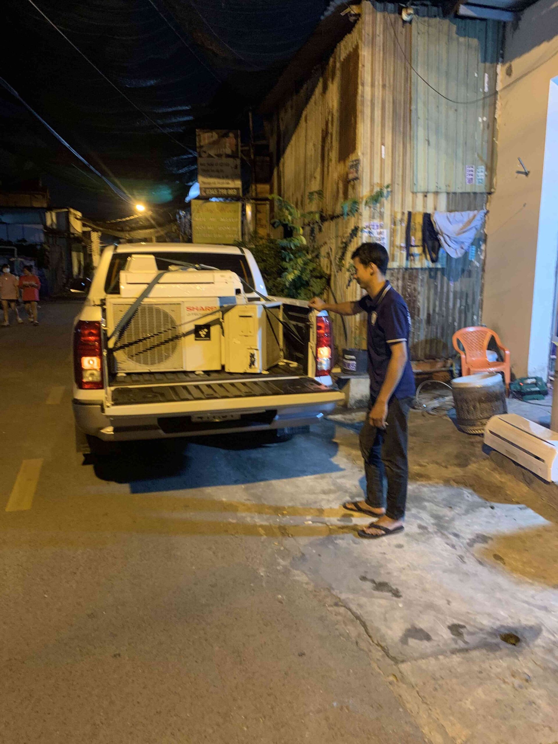 Tiến hành lắp máy lạnh mới ở Tương Bình Hiệp Thủ Dầu Một Tiến hành lắp máy lạnh mới ở Tương Bình Hiệp Thủ Dầu Một