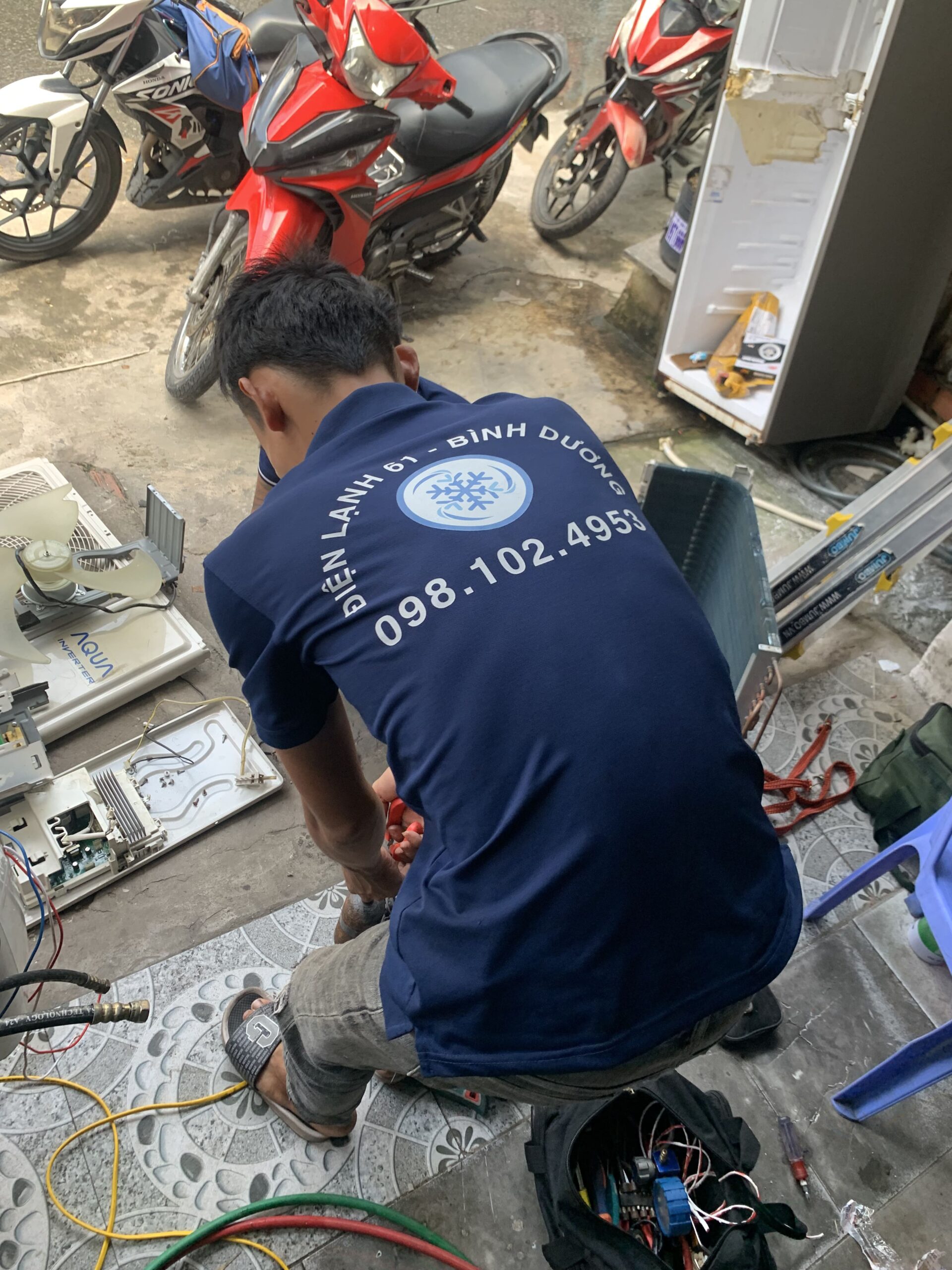 Ve-sinh-may-lanh-Daikin-bi-bui-ban-lau-ngay-tai-nha-khach-o-Tan-Uyen Vệ sinh máy lạnh Daikin bị bụi bẩn lâu ngày tại nhà khách ở Tân Uyên