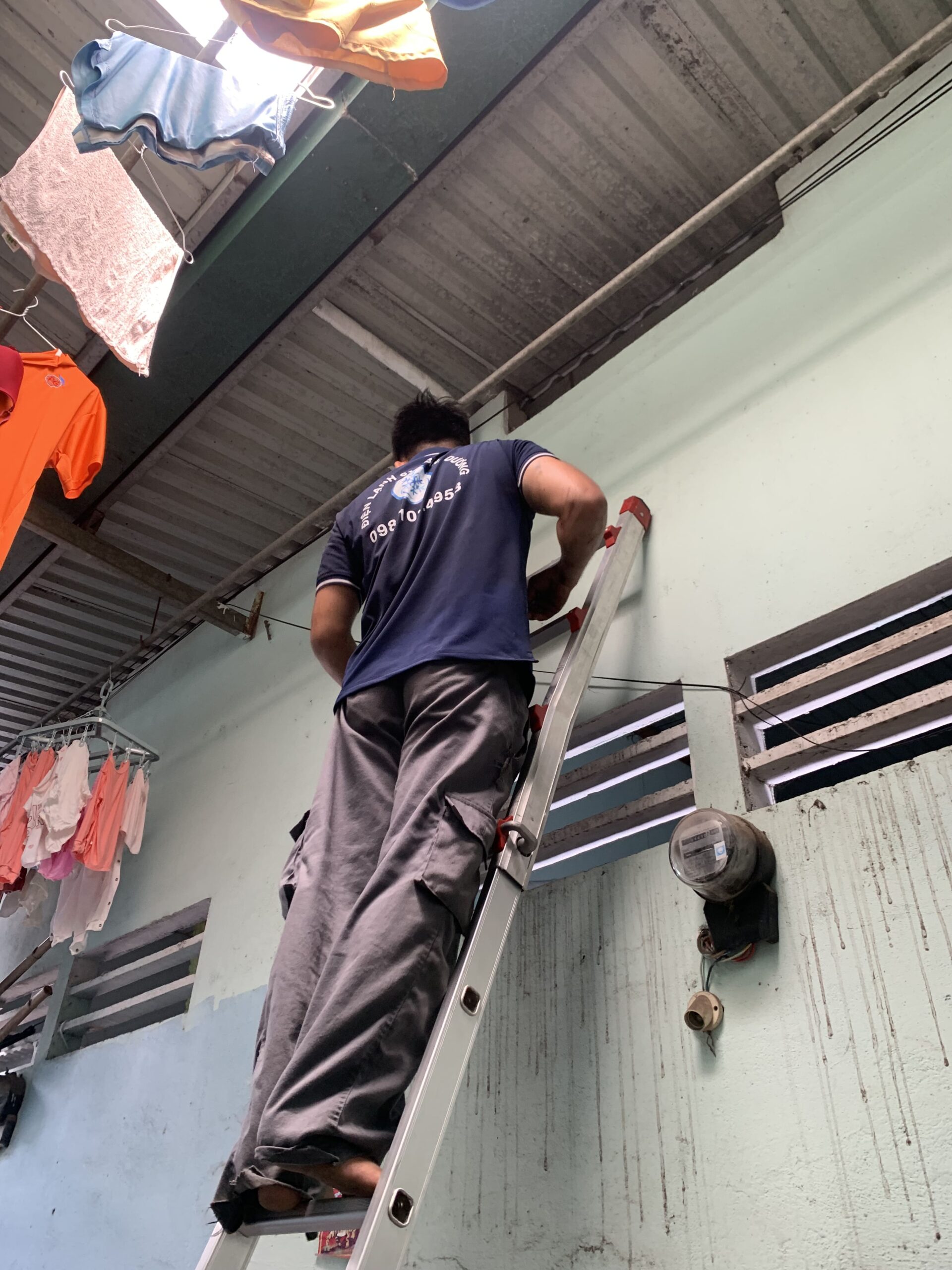 Vệ sinh máy lạnh tại Tân Uyên giúp máy sạch bụi bẩn, hoạt động êm ái và tiết kiệm điện