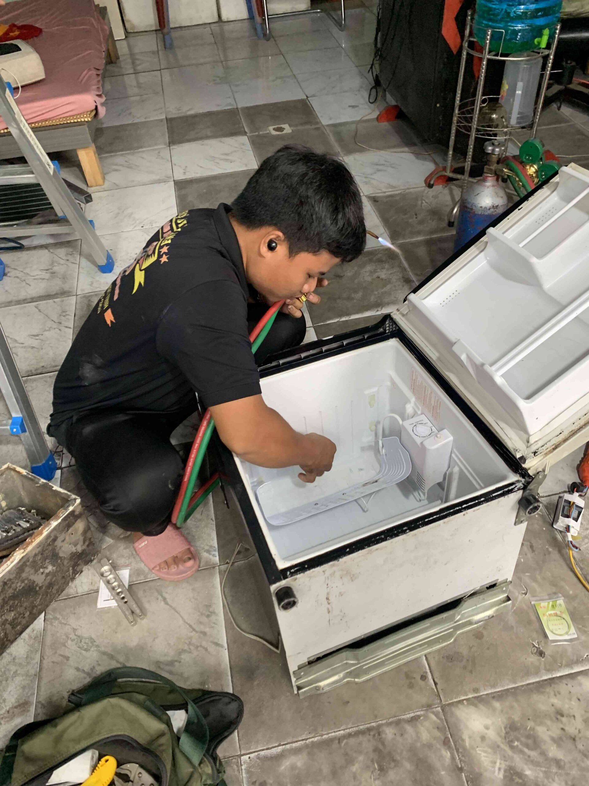 Xử lý tủ lạnh chảy nước do block tắc Xử lý tủ lạnh chảy nước do block tắc