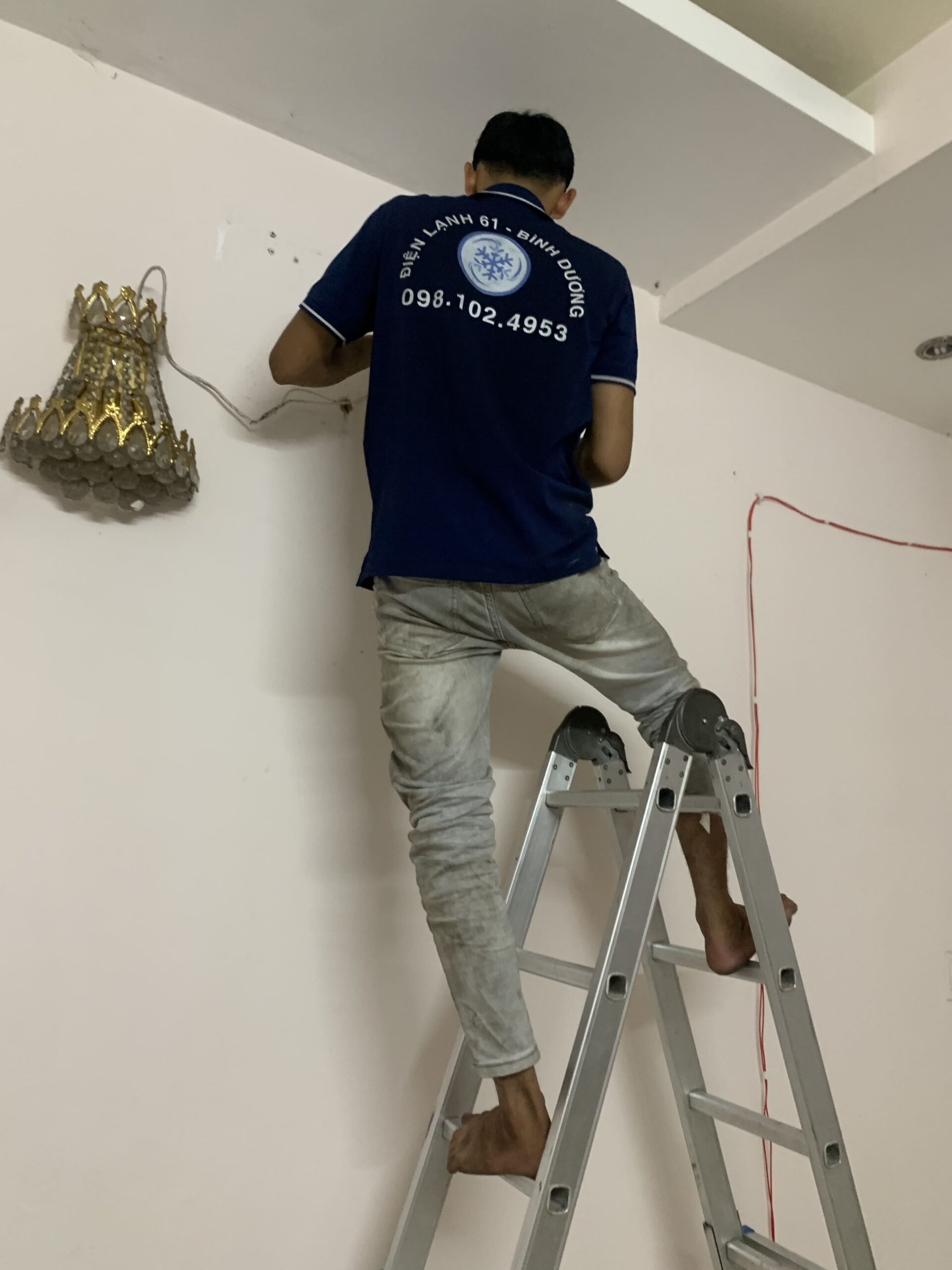 Cận cảnh máy lạnh bị chảy nước hoặc bám tuyết.