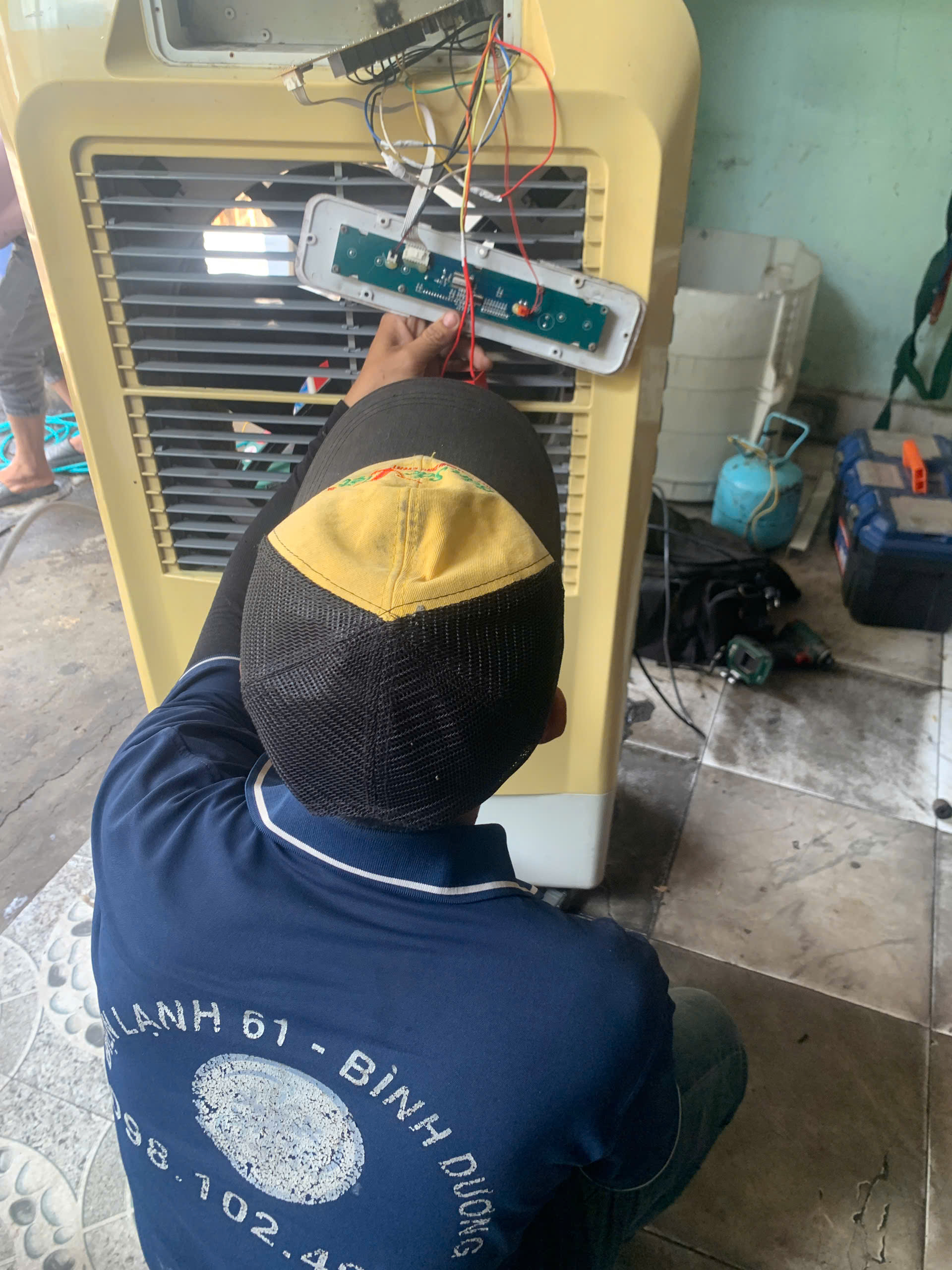 sua-quat-hoi-nuoc-khong-len-nguon-di-an Thợ kỹ thuật khắc phục tình trạng quạt hơi nước không lên nguồn tại nhà Dĩ An