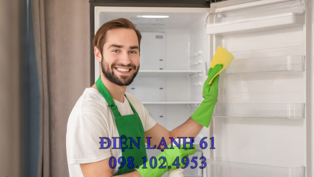 Cách lau bề mặt tủ lạnh bằng khăn mềm