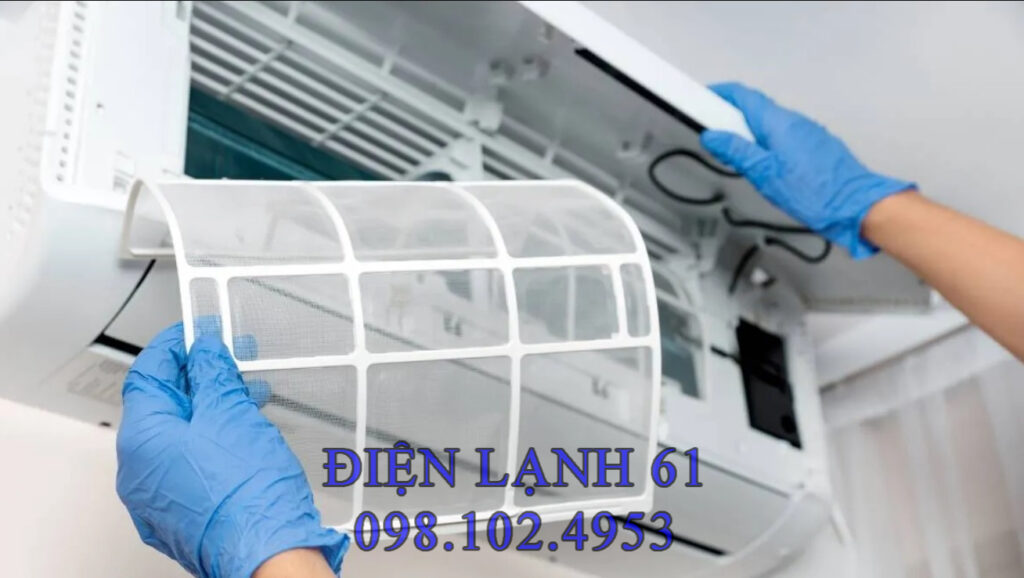 Dàn lạnh bị bẩn cần vệ sinh bằng dung dịch chuyên dụng Dàn lạnh bị bẩn cần vệ sinh bằng dung dịch chuyên dụng