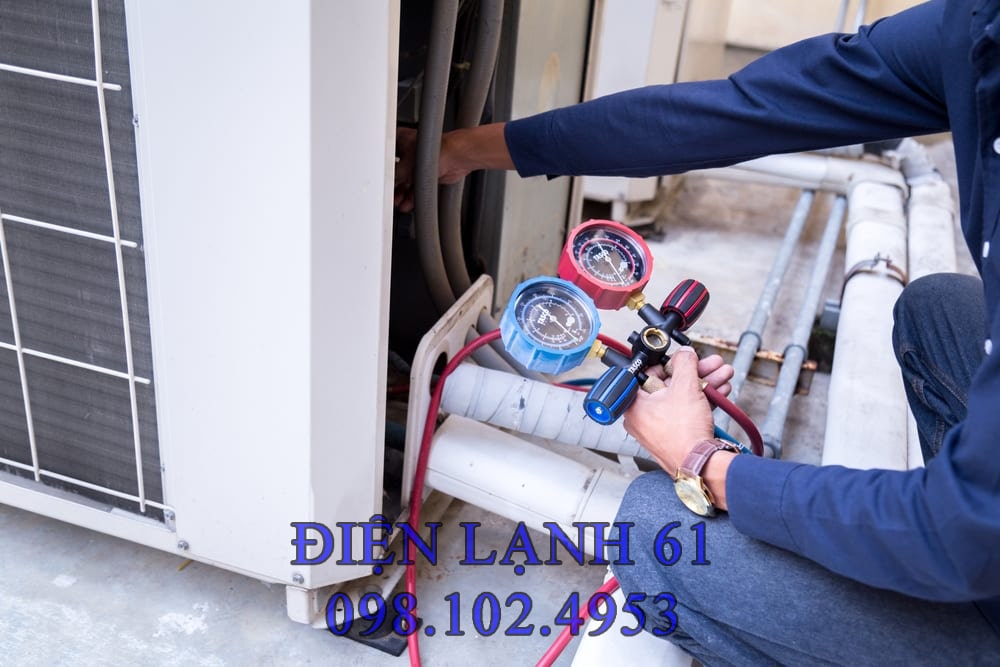 Dàn lạnh bị đóng tuyết do thiếu gas trước khi nạp bổ sung Dàn lạnh bị đóng tuyết do thiếu gas trước khi nạp bổ sung
