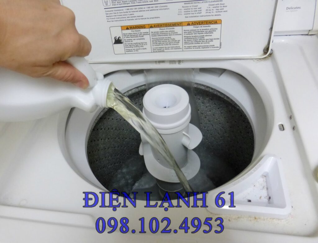 Đổ hỗn hợp giấm vào khay bột giặt để làm sạch Đổ hỗn hợp giấm vào khay bột giặt để làm sạch