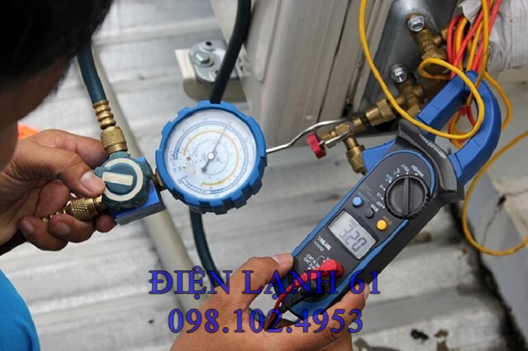 Đồng hồ đo áp suất gas được kết nối với van gas máy lạnh Đồng hồ đo áp suất gas được kết nối với van gas máy lạnh