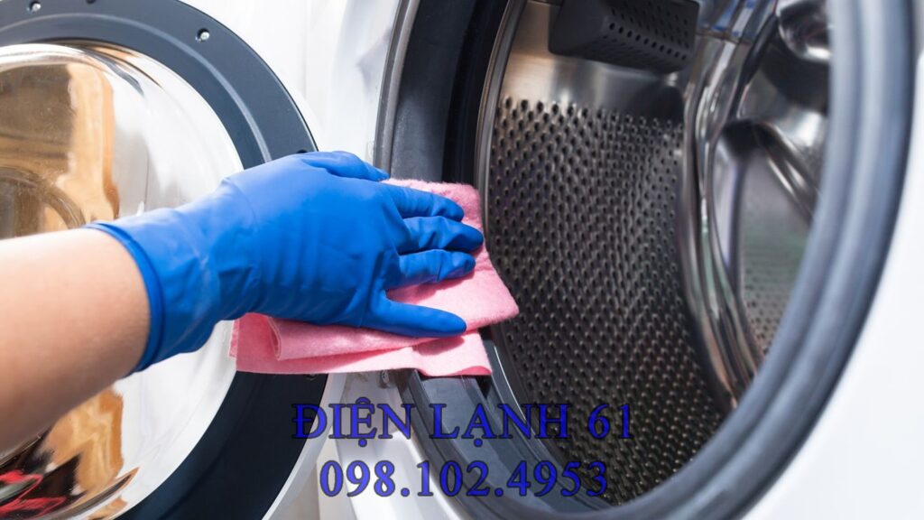Gioăng cao su máy giặt cửa trước đầy nấm mốc và cặn bẩn Gioăng cao su máy giặt cửa trước đầy nấm mốc và cặn bẩn