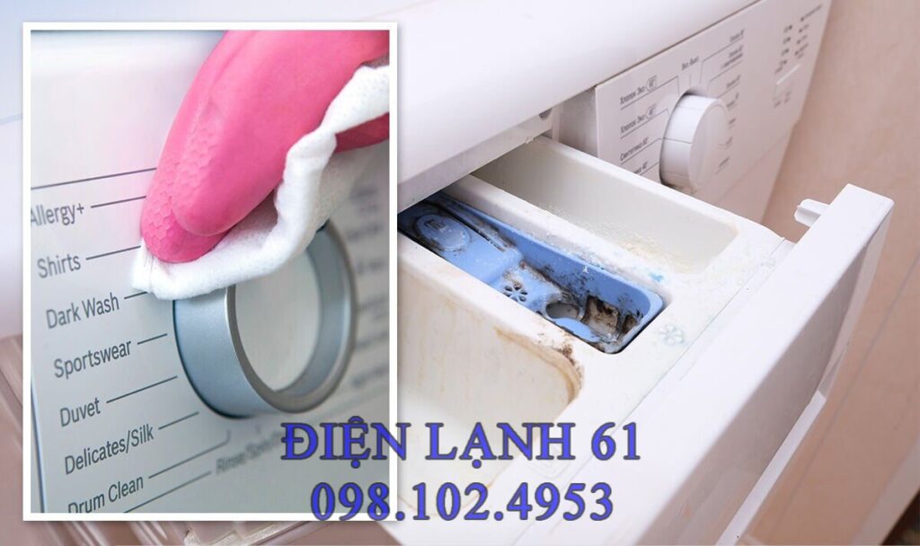 Khay đựng bột giặt máy giặt bị bám cặn bẩn trước khi vệ sinh Khay đựng bột giặt máy giặt bị bám cặn bẩn trước khi vệ sinh