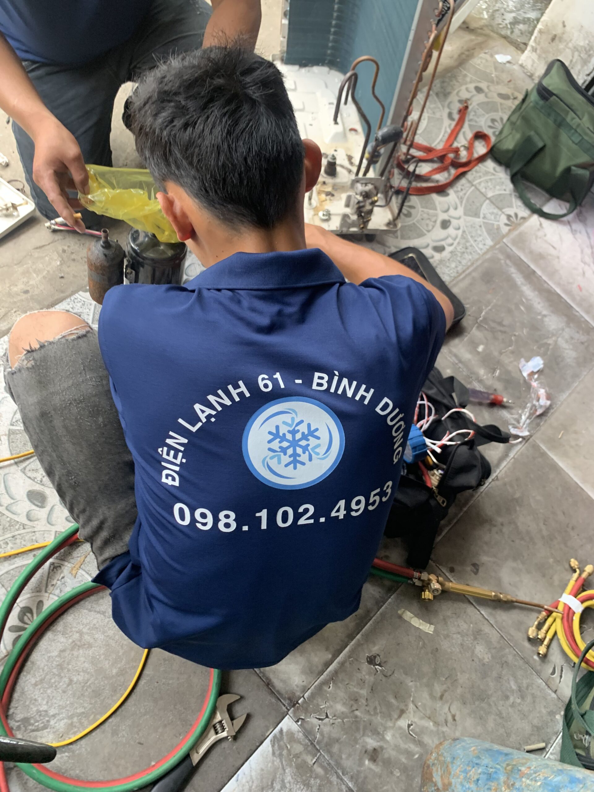 Kiểm tra máy lạnh bị rò rỉ gas cho khách hàng ở Thuận An