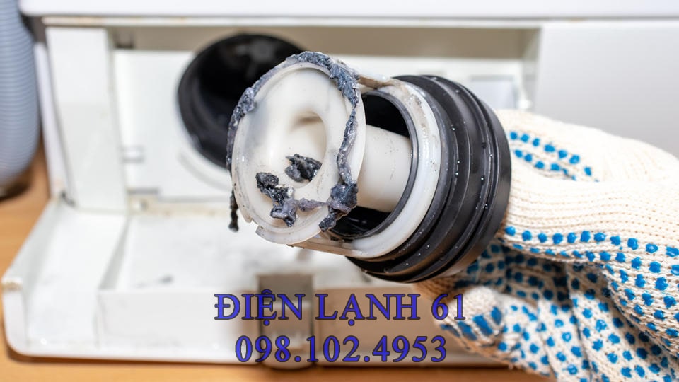Kiểm tra ống dẫn nước máy giặt bị rò rỉ Kiểm tra ống dẫn nước máy giặt bị rò rỉ