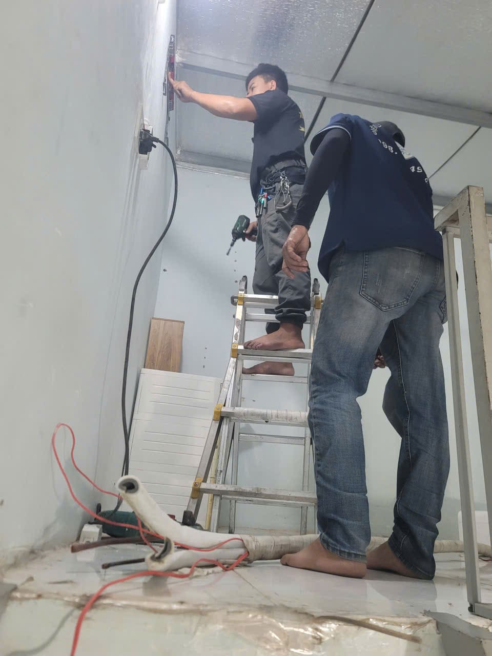 Ky-thuat-vien-Dien-Lanh-61-dang-kiem-tra-dan-lanh-may-lanh-bi-chay-nuoc-tai-nha-khach-o-Di-An Kỹ thuật viên Điện Lạnh 61 đang kiểm tra dàn lạnh máy lạnh bị chảy nước tại nhà khách ở Dĩ An.