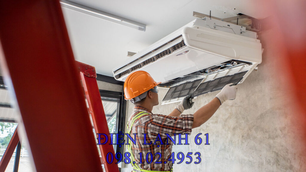Kỹ thuật viên Điện Lạnh 61 đang tháo máy lạnh Kỹ thuật viên Điện Lạnh 61 đang tháo máy lạnh