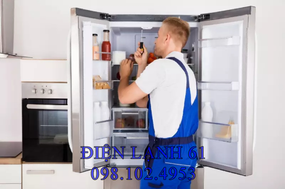 Kỹ thuật viên Điện Lạnh 61 kiểm tra mô-tơ quạt