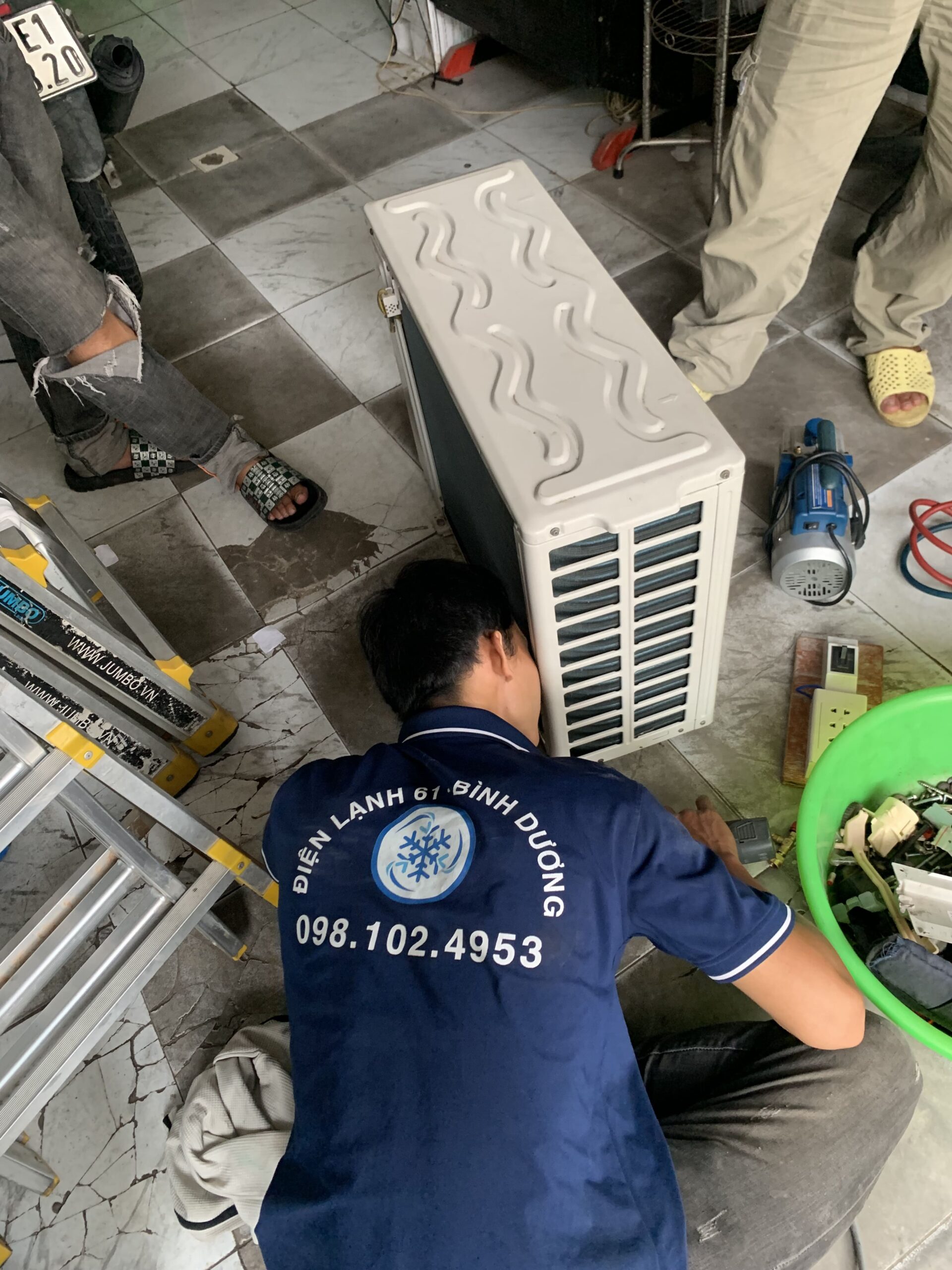 Kỹ thuật viên Điện Lạnh 61 tiến hành nạp gas R32 chính hãng cho máy lạnh gia đình.