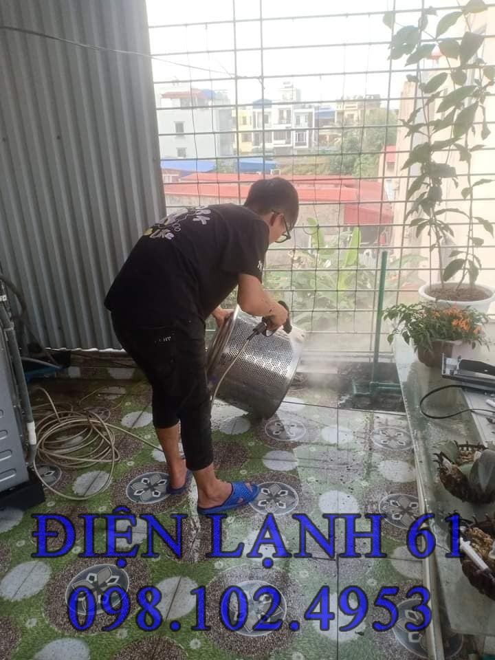Kỹ thuật viên của Điện lạnh 61 đang sửa máy giặt tại nhà khách hàng Kỹ thuật viên của Điện lạnh 61 đang sửa máy giặt tại nhà khách hàng