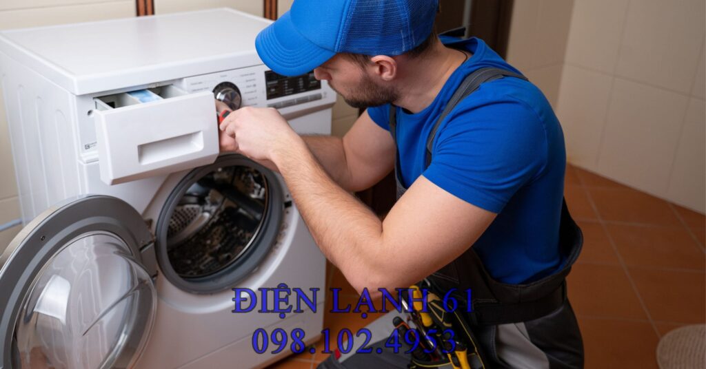 Kỹ thuật viên của Điện lạnh 61 kiểm tra board điều khiển máy giặt tại nhà khách hàng Kỹ thuật viên của Điện lạnh 61 kiểm tra board điều khiển máy giặt tại nhà khách hàng