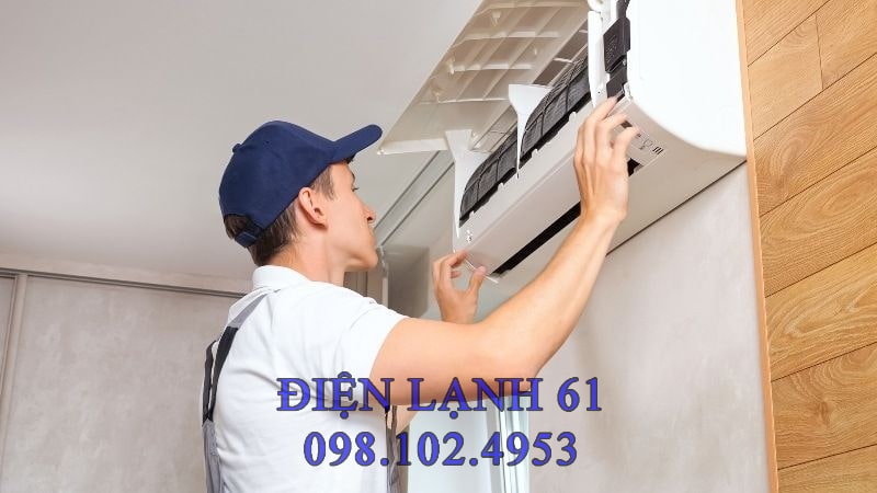 Kỹ thuật viên kiểm tra bo mạch điều khiển máy lạnh Kỹ thuật viên kiểm tra bo mạch điều khiển máy lạnh