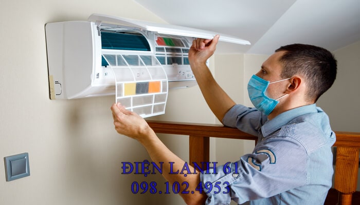 Kỹ thuật viên kiểm tra máy lạnh kêu to tại nhà