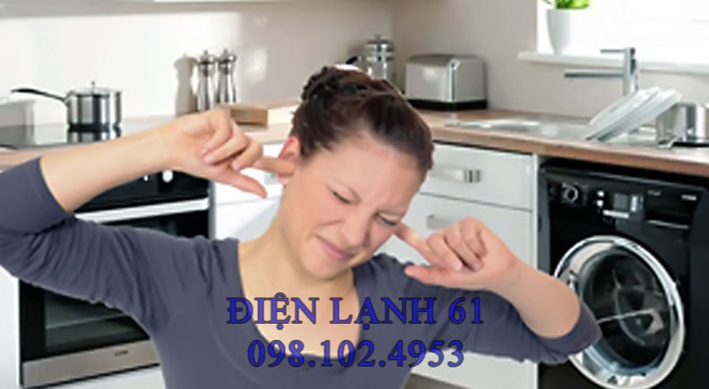 Lồng giặt máy giặt chứa quá nhiều quần áo, gây mất cân bằng Lồng giặt máy giặt chứa quá nhiều quần áo, gây mất cân bằng